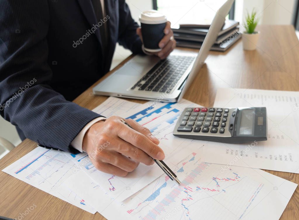 Steuerberatung – Beratungsgespräch mit Unterlagen