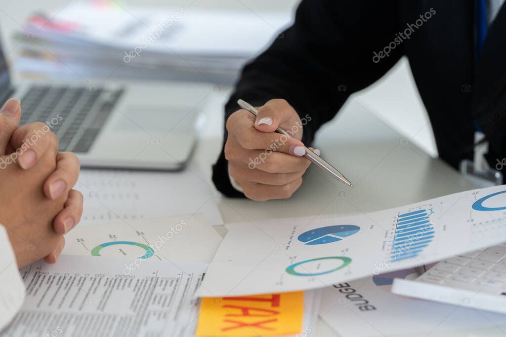 Unternehmer bespricht Steuern im Meeting